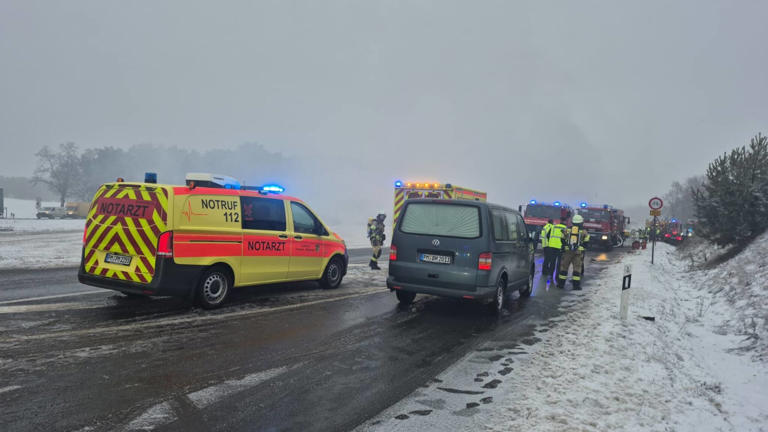 Großeinsatz bei Bad Belzig nach tödlichem Unfall auf B102 – Vollsperrung