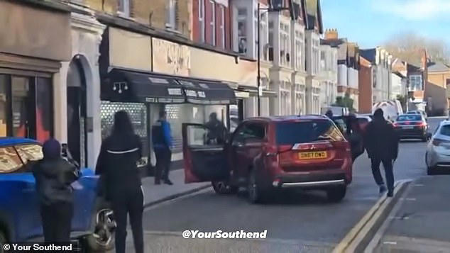 Moment gang try to smash their way into jewellers in daylight raid ...