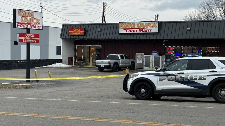 15-year-old injured after shooting at convenience store parking lot