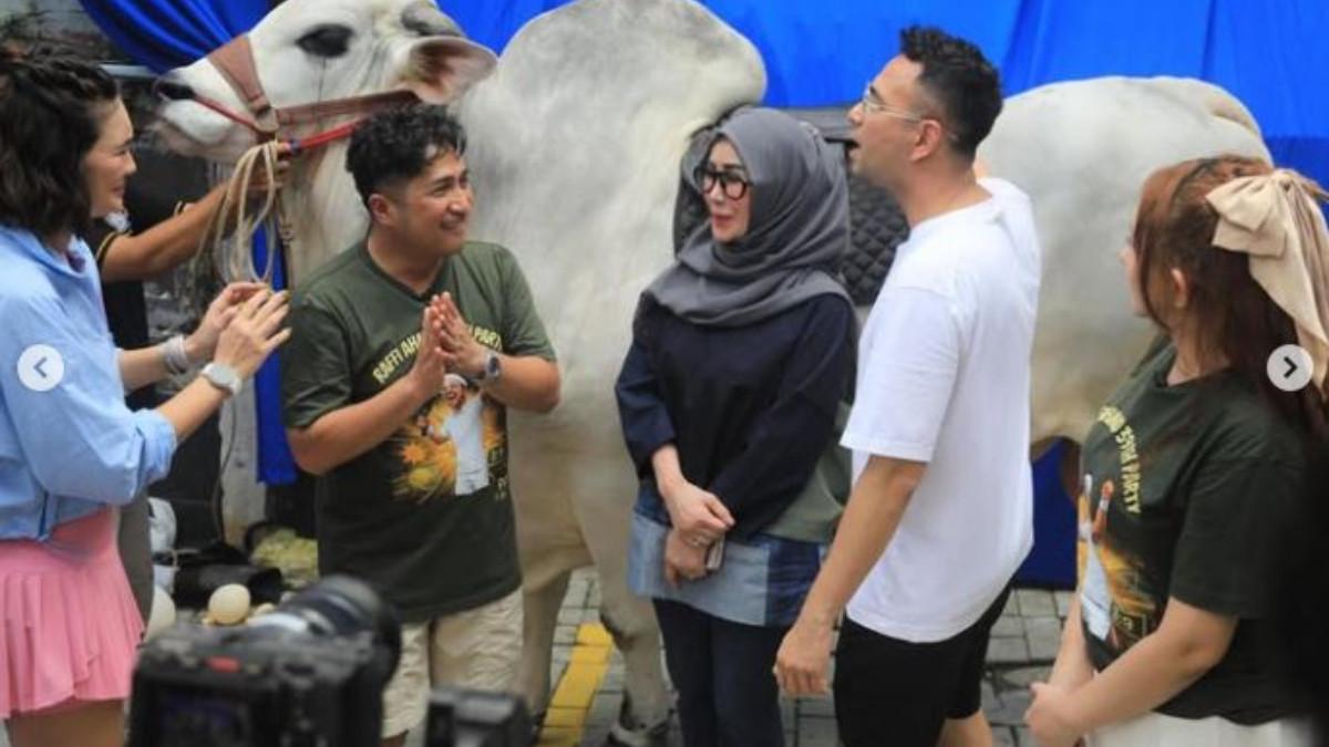 Tak kuasa menahan haru, Raffi Ahmad dapat kado sapi kurban dari Irfan ...