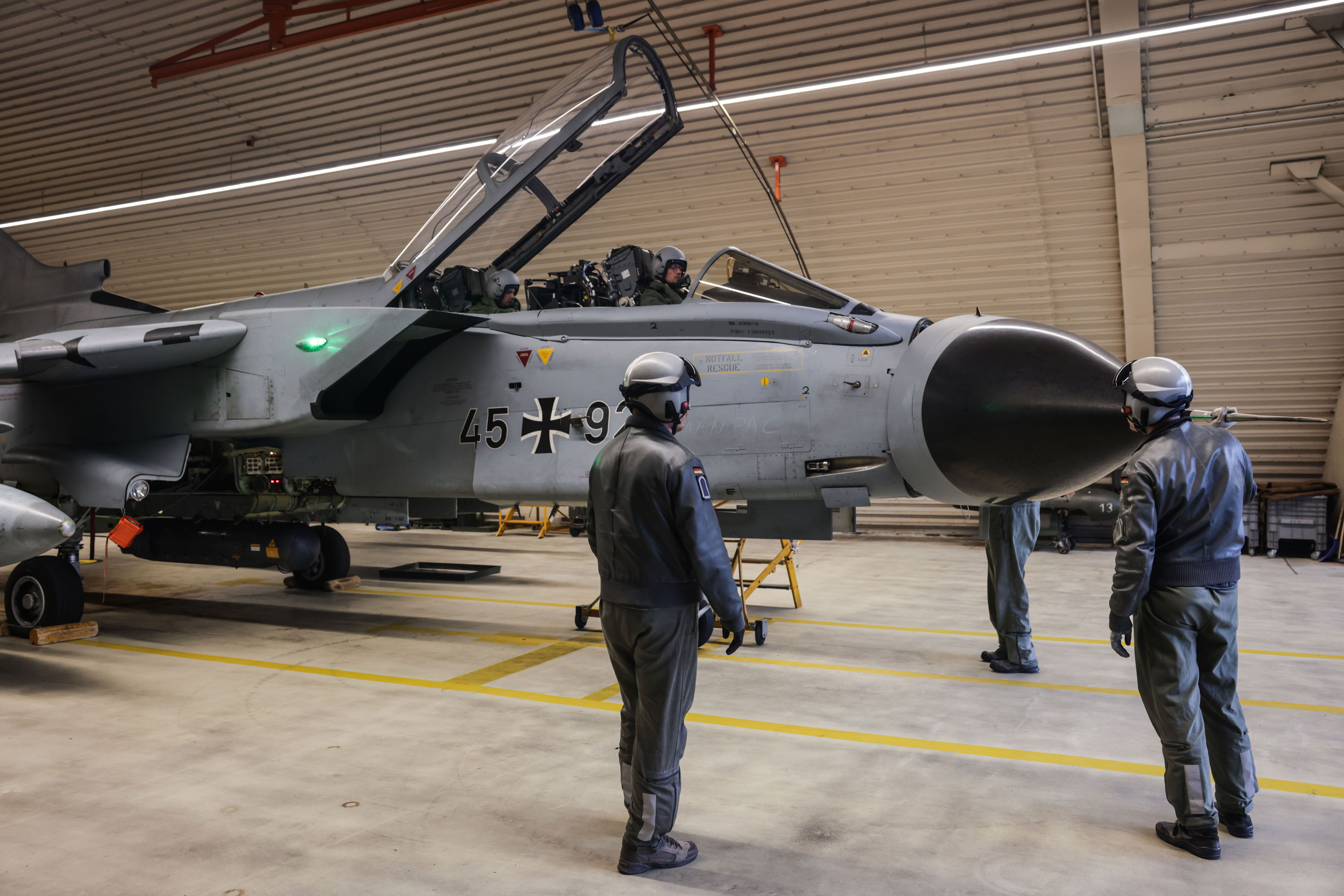 Germany won't build nukes but could flash French, UK weapons to deter ...