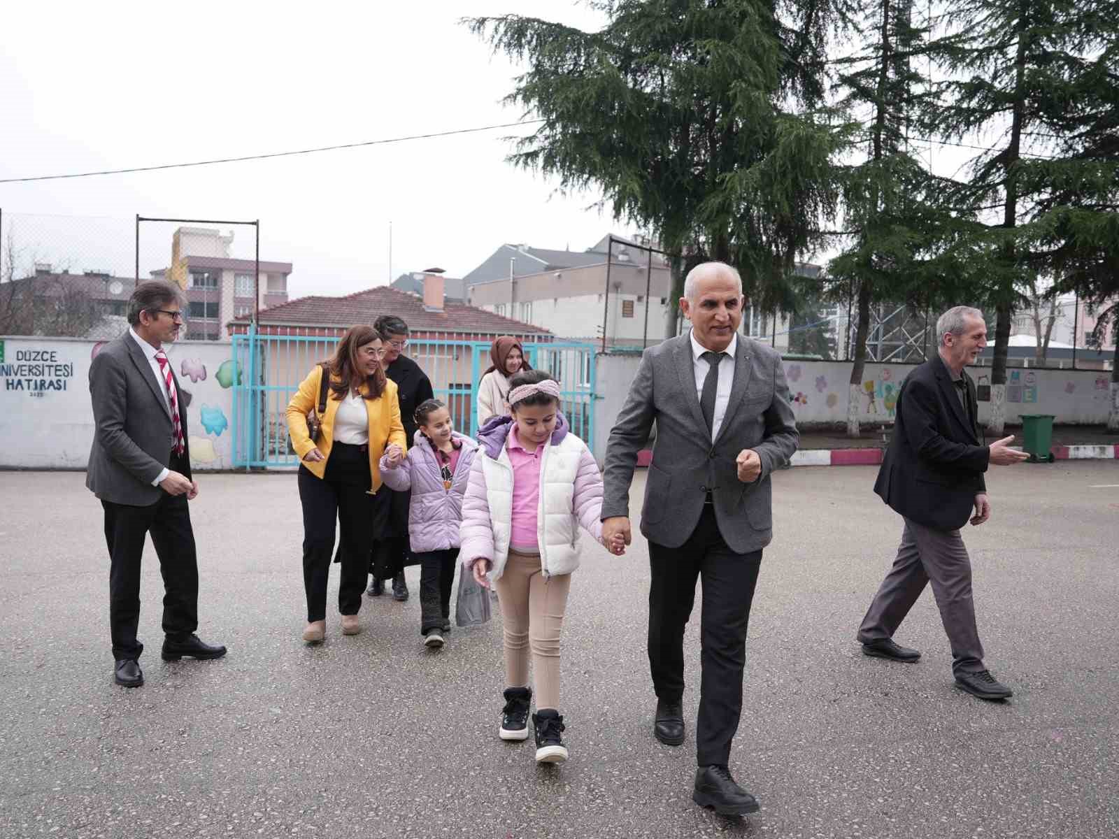 DÜZCE BEYKÖY ŞEHİT UFUK BAYSAN İLKOKULU GÖRME ENGELLİLER SINIFI ÖĞRENCİLERİ, DÜZCE BELEDİYESİ’NİN 24 KASIM ÖĞRETMENLER GÜNÜ’NDE SÜRPRİZ HAZIRLADIĞI GÖRME ENGELLİ ÖĞRETMEN SABRİ ERGİN’İ ZİYARET ETTİ. KENDİSİ GİBİ GÖRME ENGELLİ ÖĞRENCİLERLE SICAK VE SAMİMİ BİR SOHBET GERÇEKLEŞTİREN SABRİ ÖĞRETMEN, ÇOCUKLARIN "SİZİN GİBİ ÖĞRETMEN OLMAK İSTİYORUZ" SÖZLERİYLE BÜYÜK MUTLULUK YAŞADI.