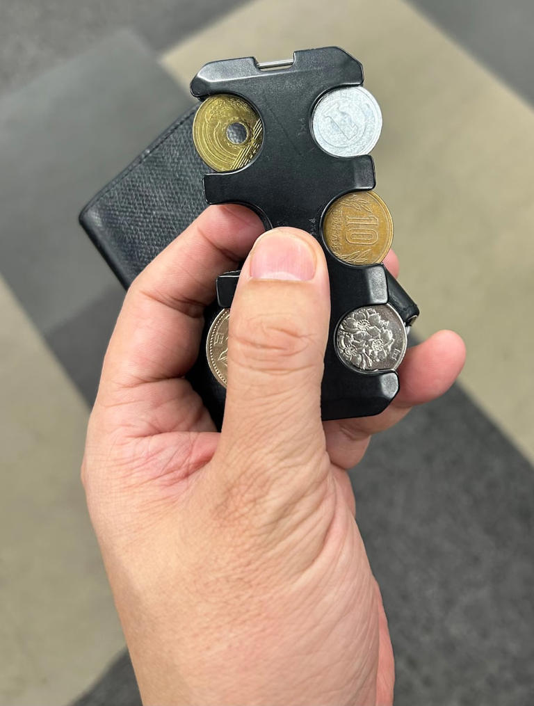 普段使用している財布とコインケース。片手でも扱いやすいように小ぶりなものを選んでいる