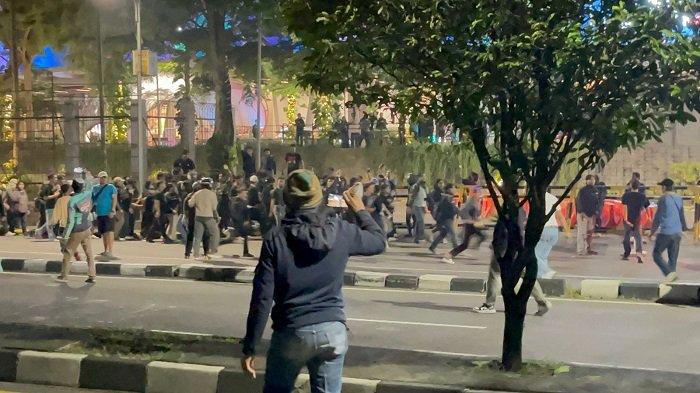 Warga pukul mundur massa aksi di Mapolda DIY dari sisi barat. Mereka meminta massa aksi untuk membubarkan diri dari depan Polda DIY, Selasa malam (24/2/2026) (Tribun Jogja/Miftahul Huda)