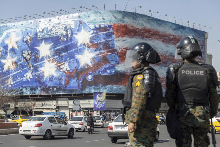 Aussies told to leave amid 'deteriorating security' in Middle East