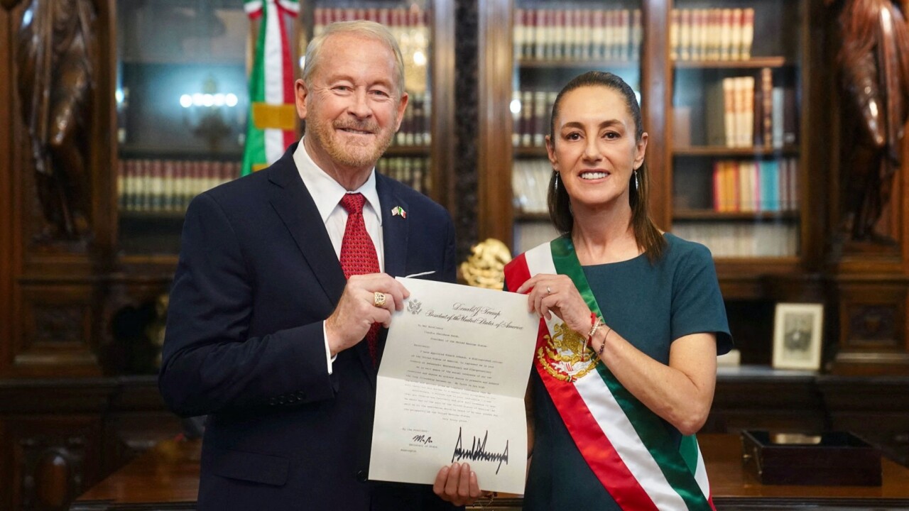 Sheinbaum recibe a Ron Johnson en Palacio Nacional tras abatimiento de ...