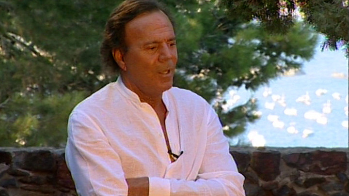 Julio Iglesias demanda a Yolanda Díaz por acusarle de esclavitud contra ...