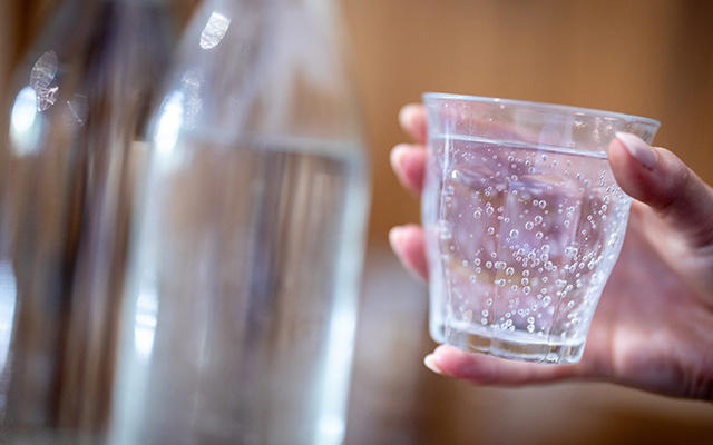 Eis o que acontece quando você bebe água com gás todos os dias, de acordo com nutricionistas