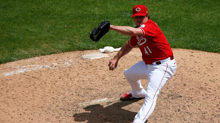 Cincinnati Reds sign two pitchers to minor league deals