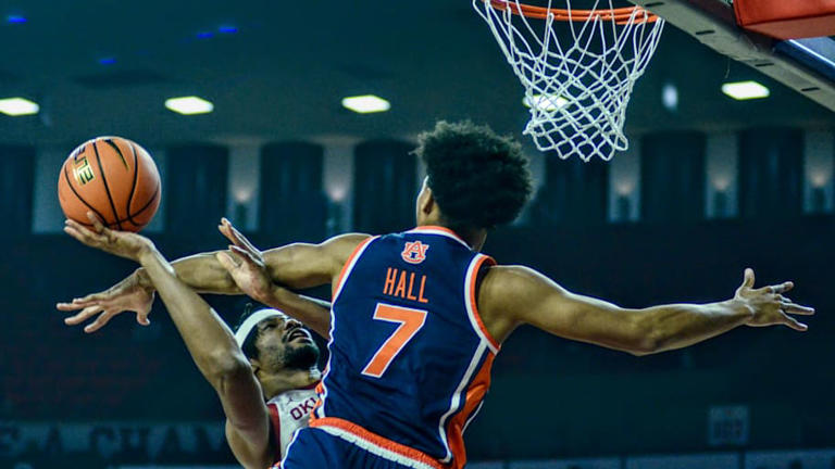 Oklahoma cruises past Auburn behind strong shooting, big night from Wague