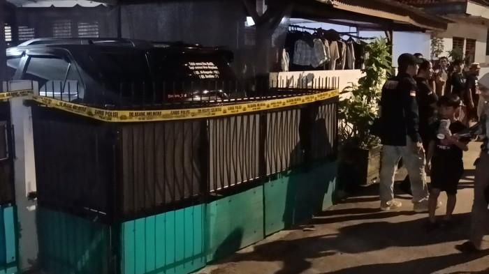 Garis polisi mengelilingi rumah yang merupakan TKP tempat bocah pelajar SMP di Kelapa Gading yang habisi kakak kandungnya