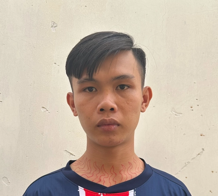 Truy tố thanh niên lái xe bán tải gắn biển số giả tông mô tô cảnh sát giao thông để bỏ chạy