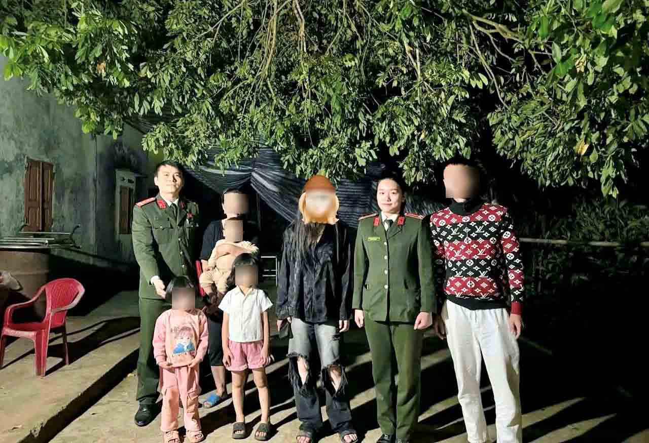 Công an đưa thiếu nữ về nhà an toàn sau khi can ngăn tự tử