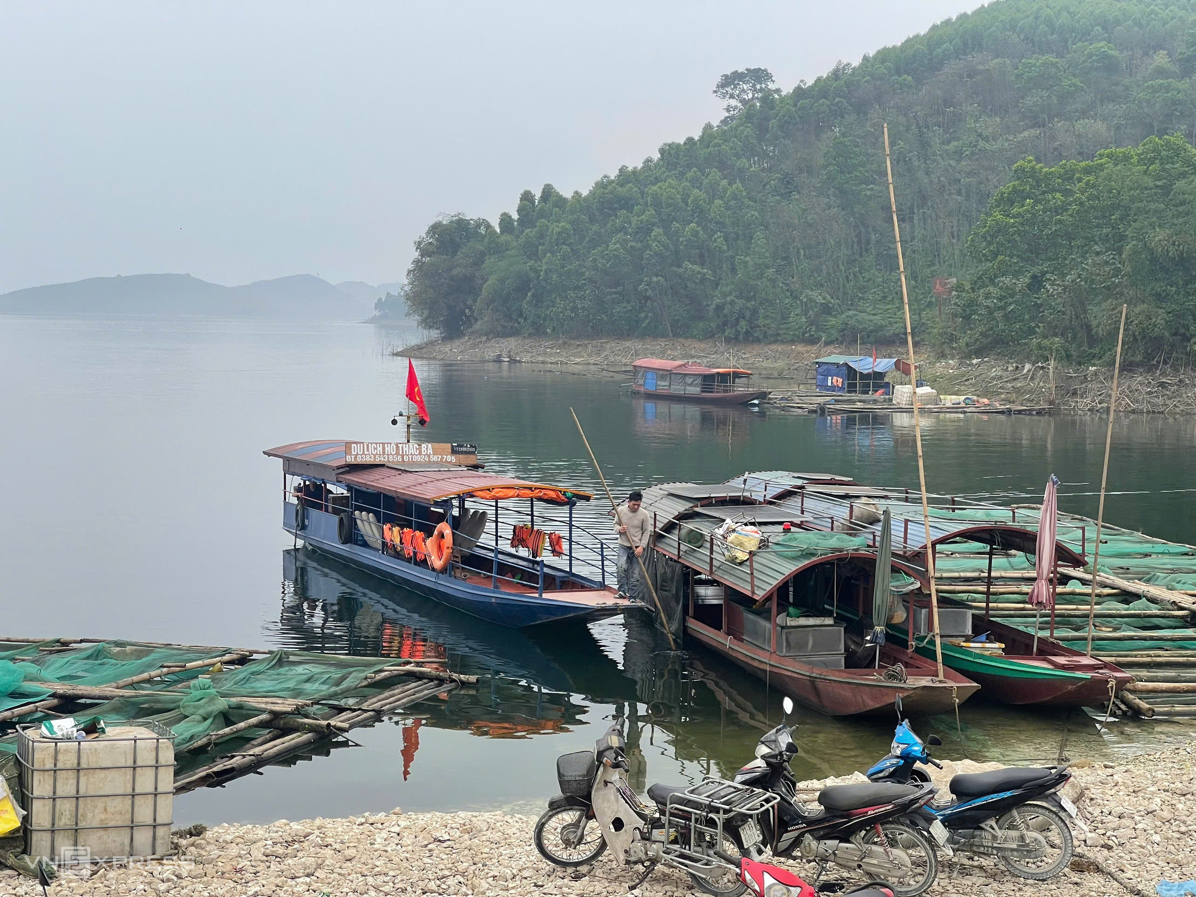 Tàu chìm trên hồ Thác Bà chỉ được phép chở 12 người