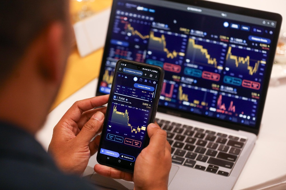 Indeks Bisnis-27 Naik, Saham INKP dan ADRO Melonjak