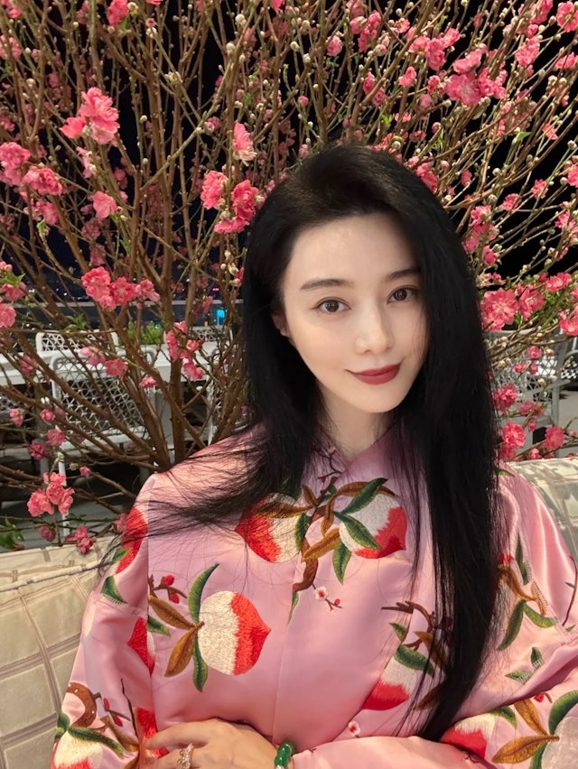 Phạm Băng Băng gây chú ý khi đeo vòng ruby to bằng cái mũi