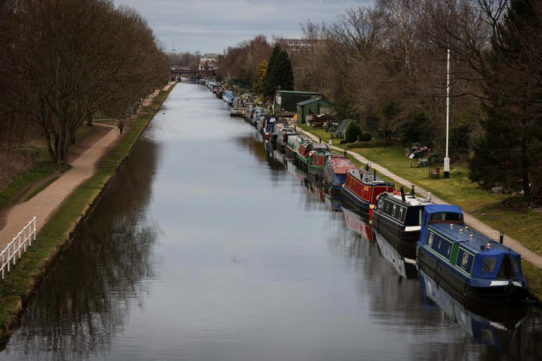 The beautiful Greater Manchester walk with canals, parks and cafes that ...