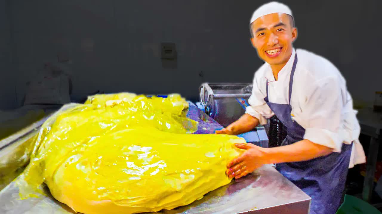 Hand pulled noodles made at high speed on China’s streets