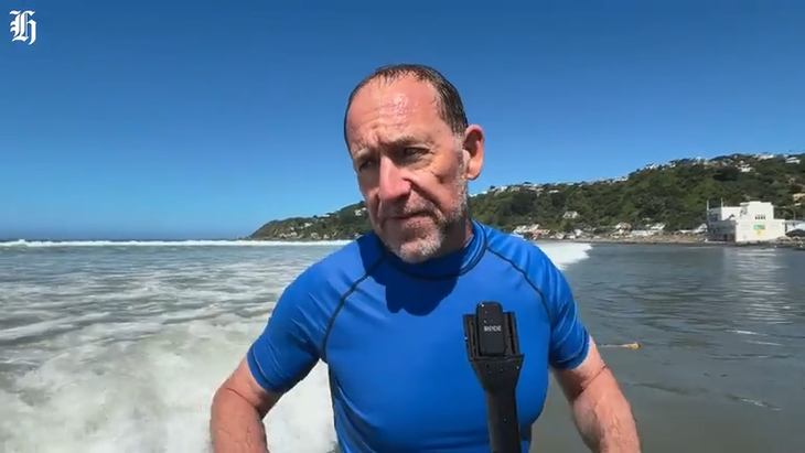 Dân bức xúc 'biển đầy nước thải', thị trưởng Wellington xuống bơi để trấn an