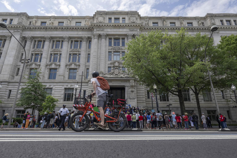 A professor challenged the Smithsonian. Security shut the gallery.