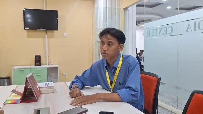 ANGGARAN MBG - Guru Honorer Reza Sudrajat saat diwawancari di Media Center Mahkamah Konstitusi, Jakarta, Rabu (25/2/2026). Ia mengaku sempat dilarang ibunya menggugat anggaran MBG ke MK. (Dokumentasi/Tribunnews.com/Mario Christian Sumampow)