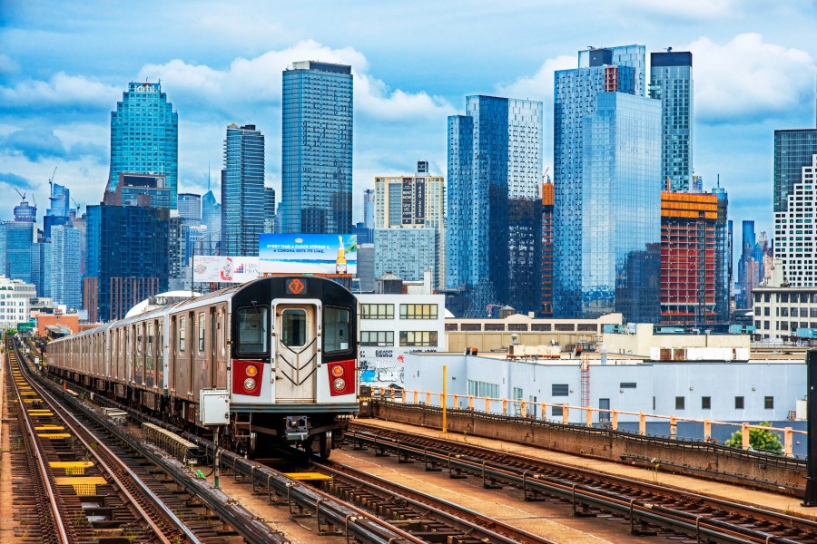 No. 7 subway trains delayed after partial suspension in NYC