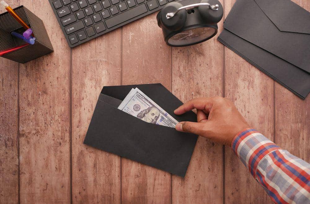 5 Cara Bijak Menggunakan Uang THR untuk Kebutuhan