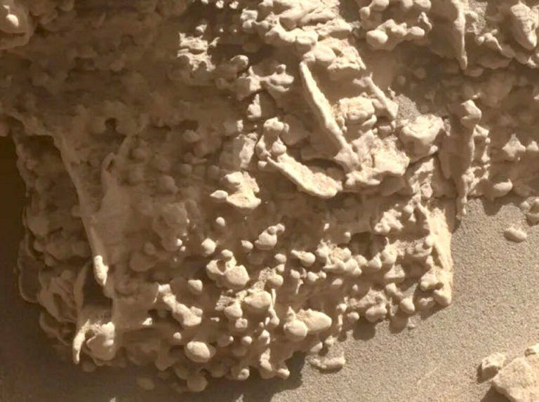 NASA rover spots 'spiderweb' patterns on Mars
