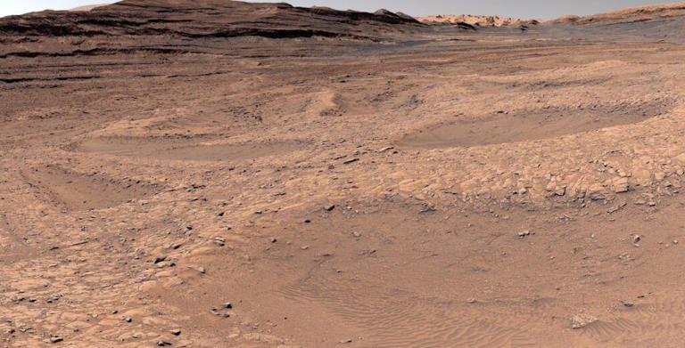 NASA rover spots 'spiderweb' patterns on Mars