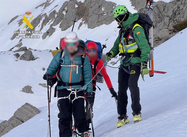 La Guardia Civil rescata a un esquiador que sufrió una caída en Picos ...