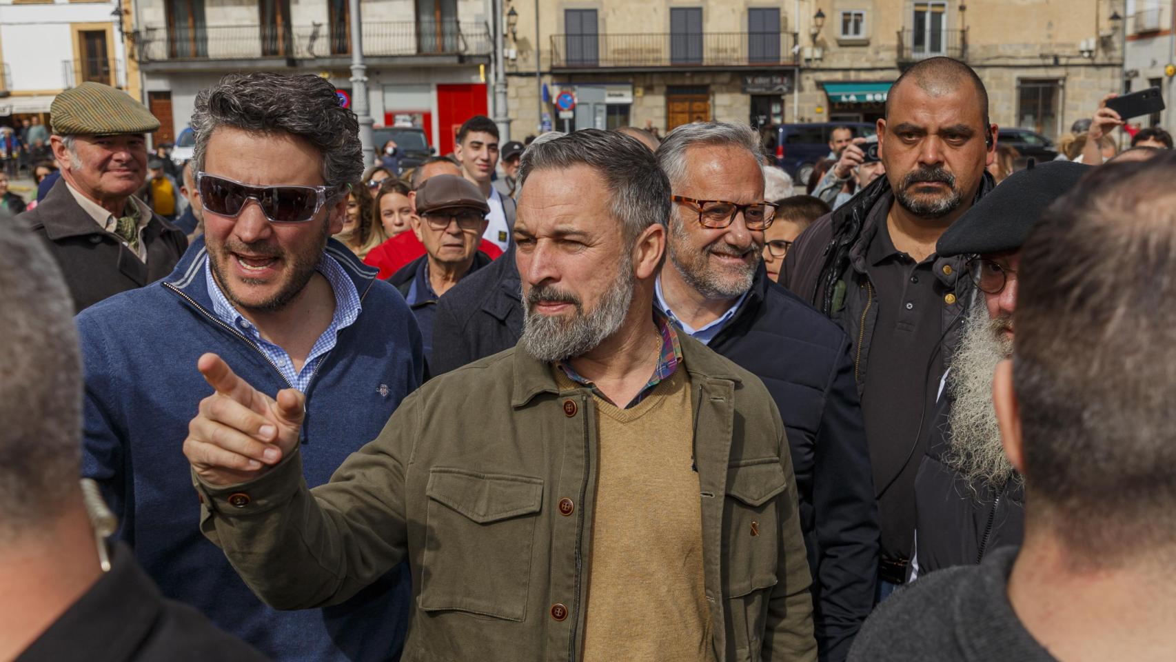 Abascal acusa a Aznar de dinamitar las negociaciones entre PP y Vox: le ...