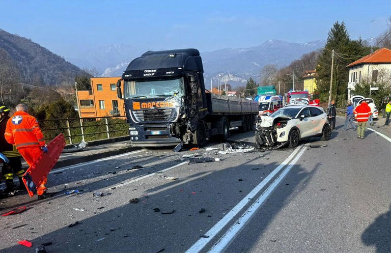 Tragico incidente a Calco, schianto tra un camion e tre auto: due morti ...