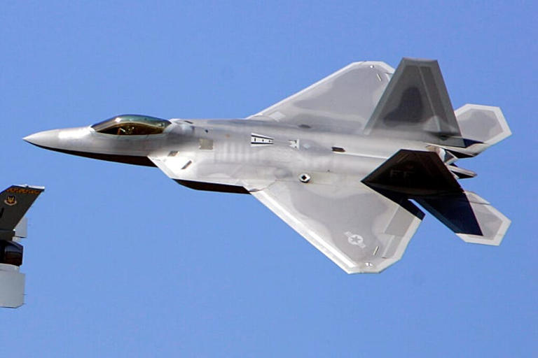 المقاتلة الأكثر فتكًا تحطّ في الشرق الأوسط.. ماذا نعرف عن F-22 وقدراتها ...