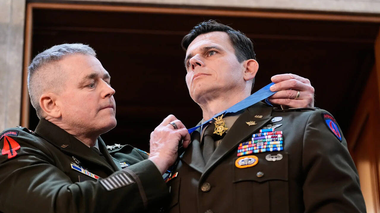 Army pilot Eric Slover awarded Medal of Honor during State of the Union ...