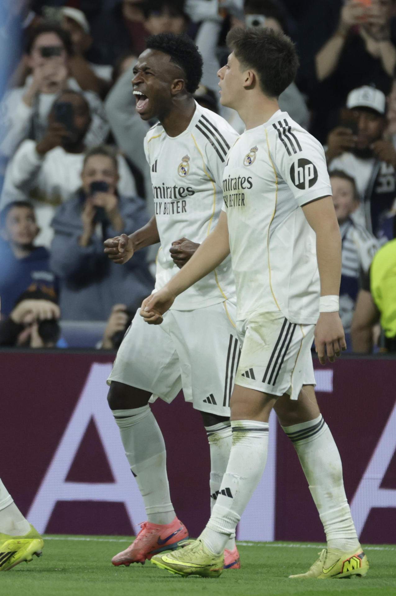 Un Real Madrid bajo mínimos supera al Benfica sufriendo (2-1) y se ...
