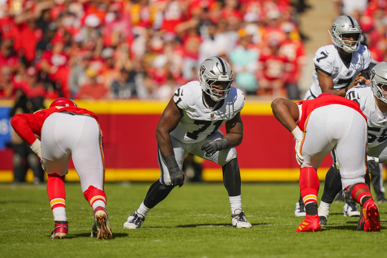 Offensive line guru gives Raiders RT DJ Glaze lowest grade in NFL