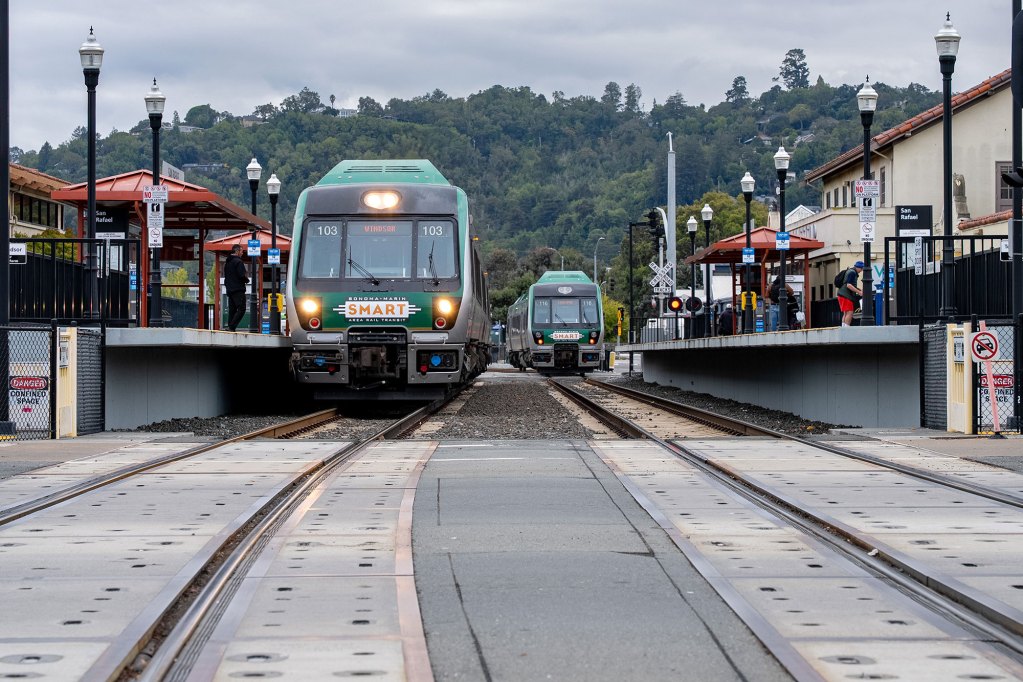 SMART approves $190.5 million contract for Healdsburg rail extension