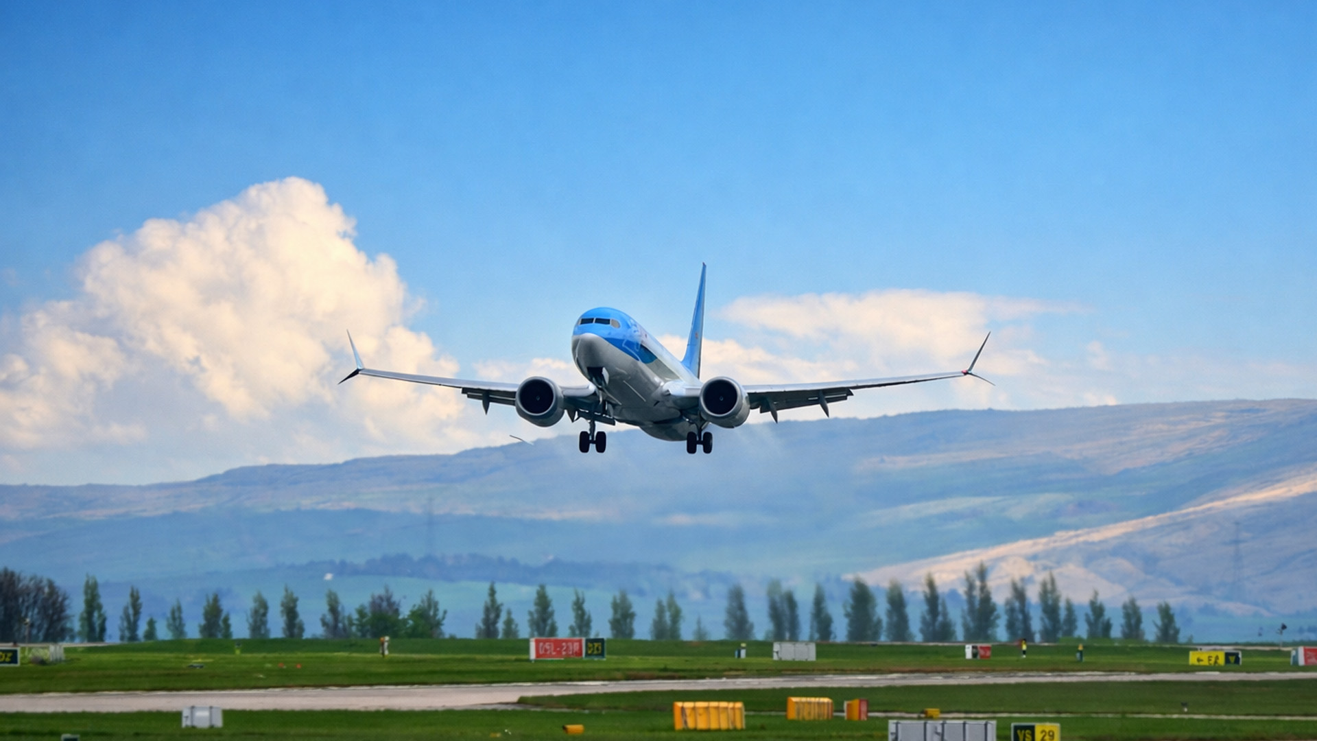 Powerful jet takeoffs up close at Manchester