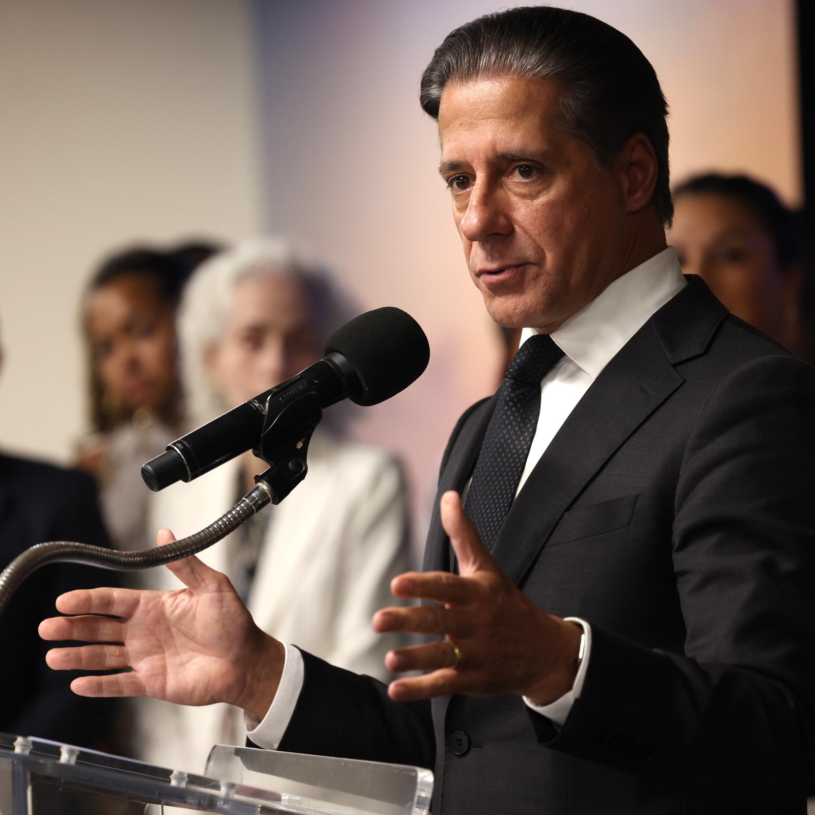 FBI raids home of Los Angeles schools chief Alberto Carvalho
