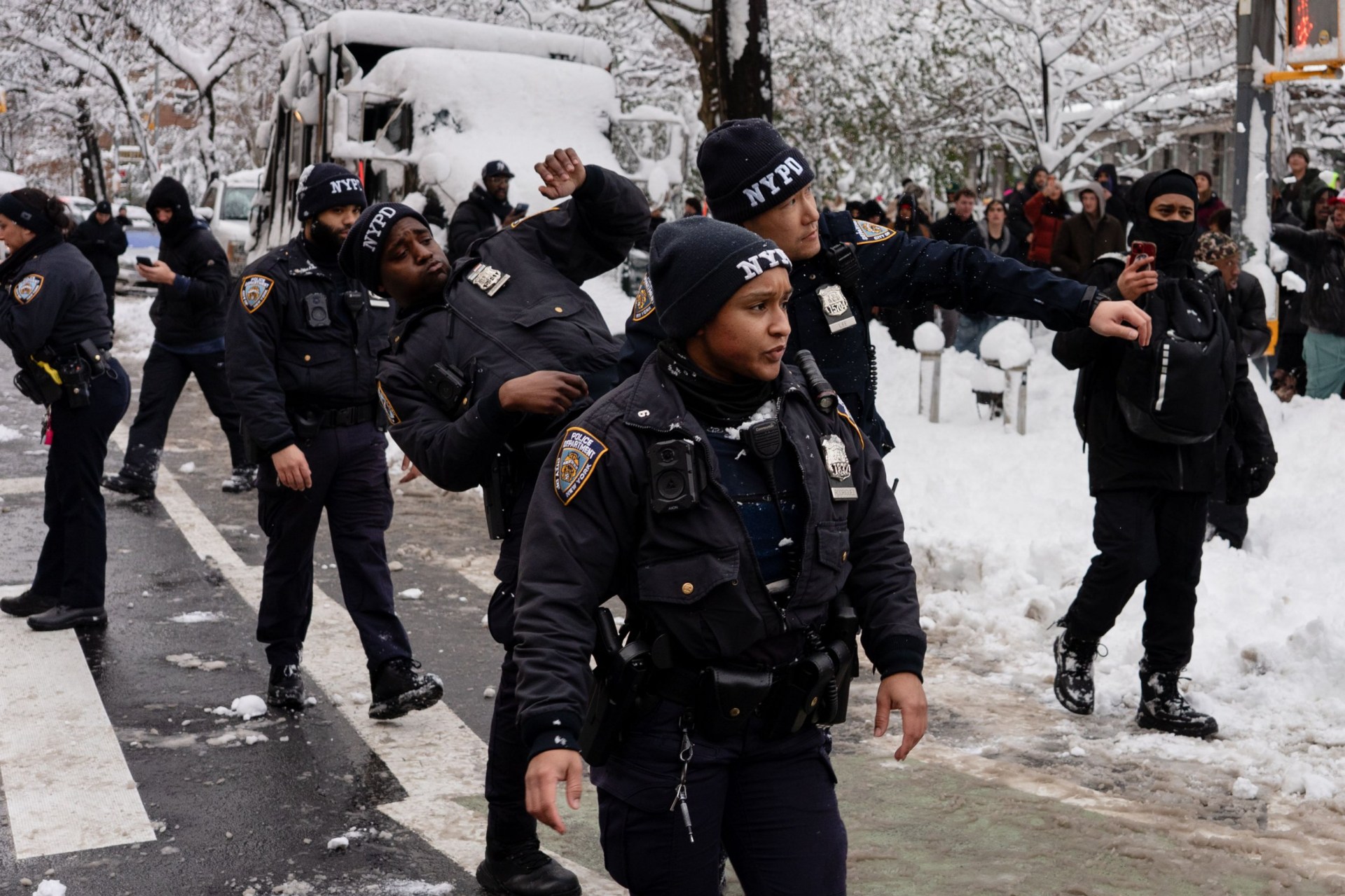 Cops who went to snowball fight launch manhunt for people who threw ...