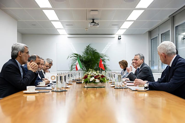 وزير الخارجية السويسري، المستشار الاتحادي إغنازيو كاسيس، يتحدث مع وزير الخارجية الإيراني عباس عراقجي، جنيف، سويسرا، الثلاثاء 17 فبراير 2026 CYRIL ZINGARO/ KEYSTONE / POOL / CYRIL ZINGARO