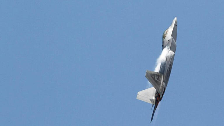 المقاتلة الأكثر فتكًا تحطّ في الشرق الأوسط.. ماذا نعرف عن F-22 وقدراتها ...