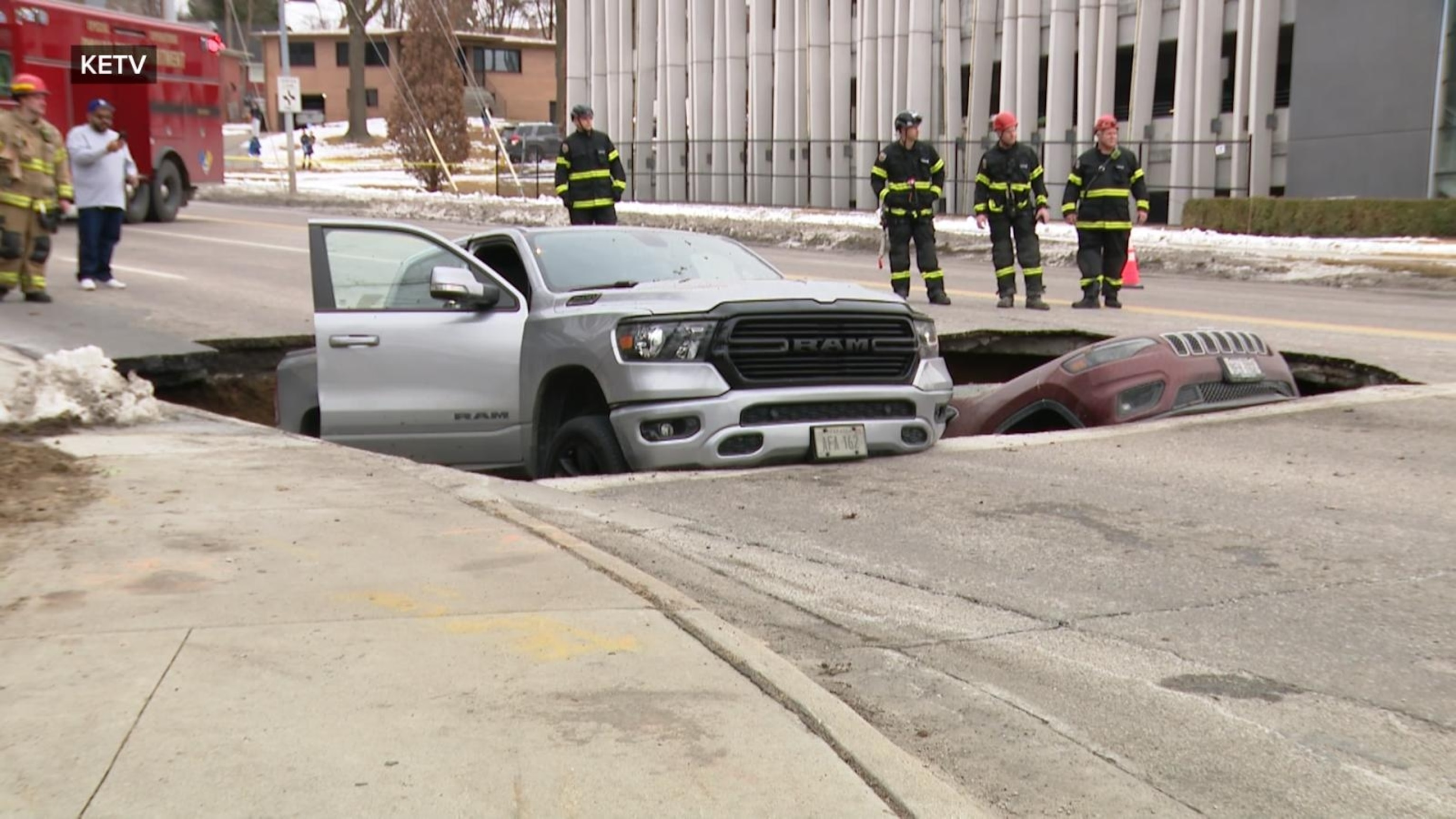 Video shows moment sinkhole swallows 2 cars<br><br>