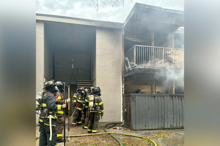 Firefighters contain San Jose apartment blaze Wednesday morning