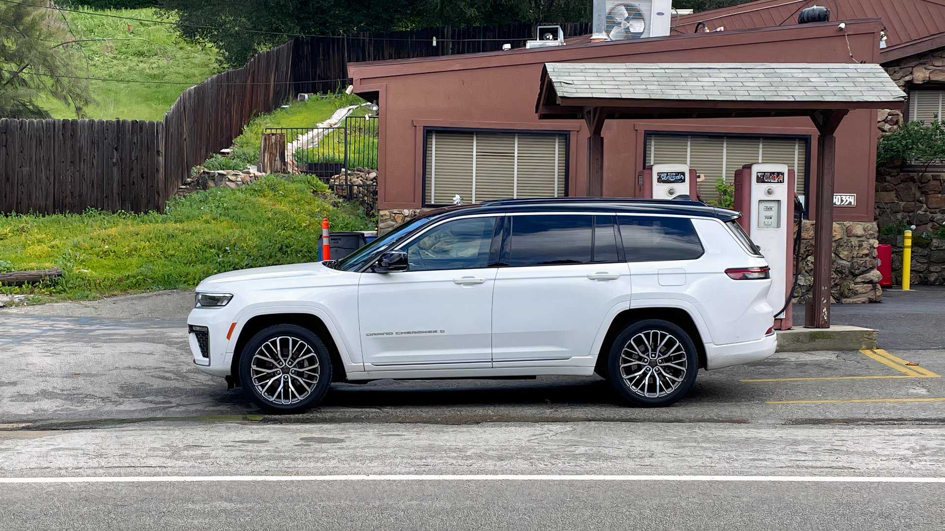 2026 Jeep Grand Cherokee L Summit Exterior 2