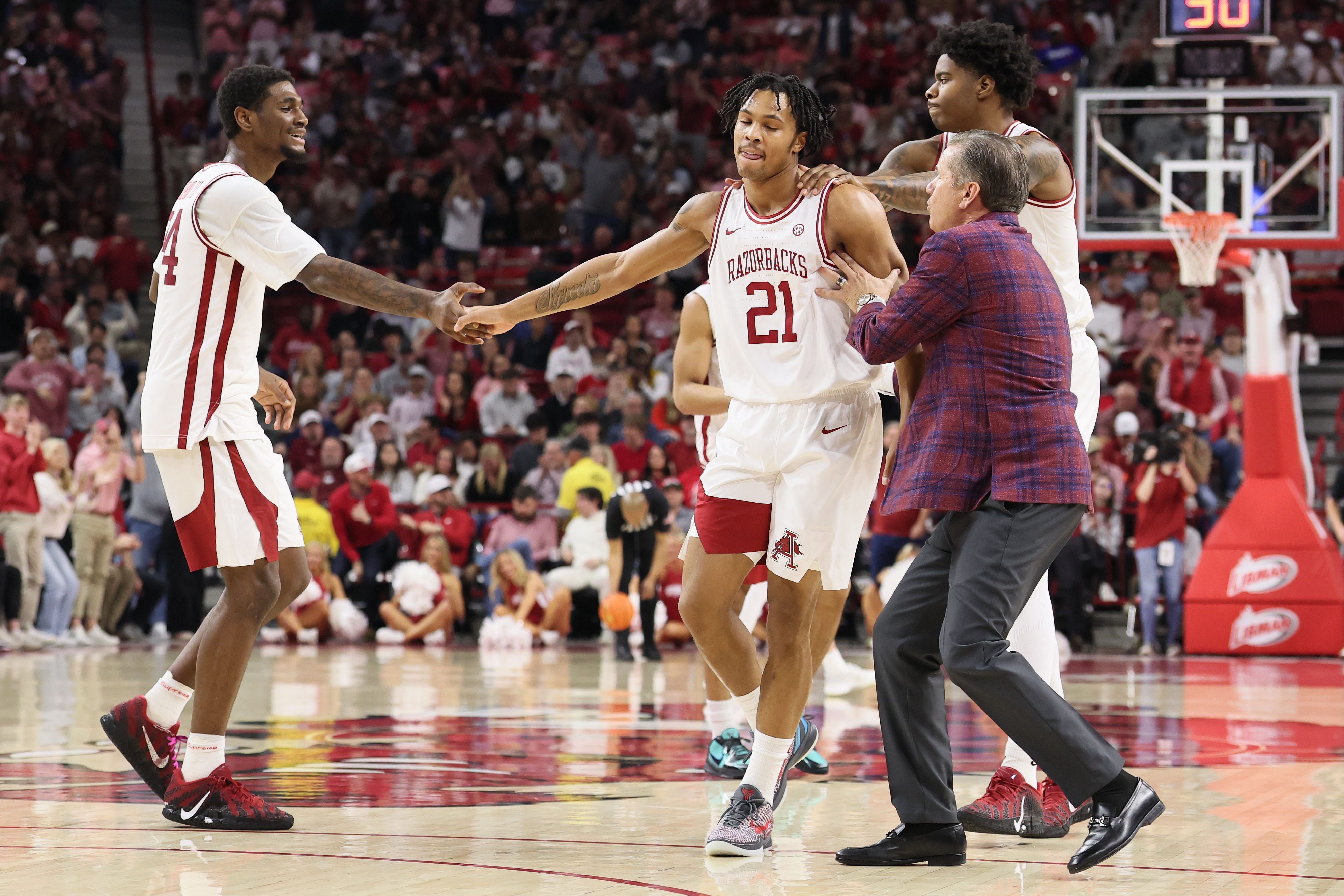 Arkansas basketball rolls over Texas A&M, stays in SEC title race