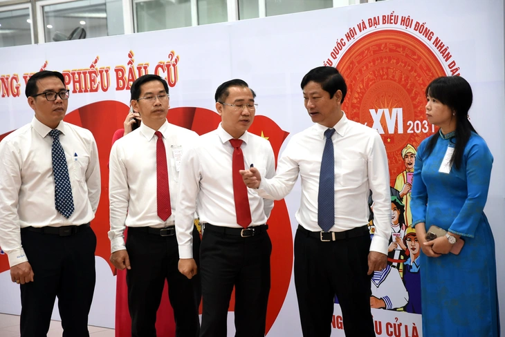 Nhiều cử tri tại TP.HCM đi bầu cử sớm trong mưa