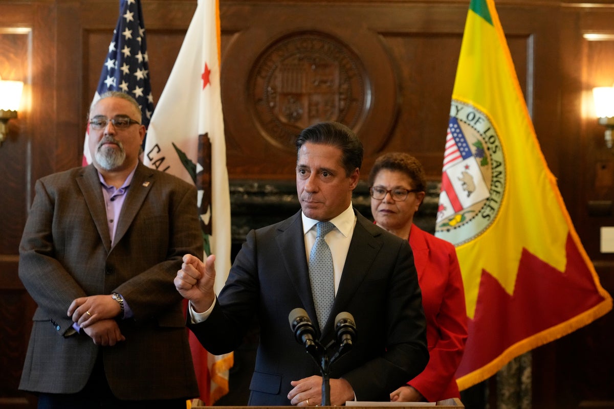 Los Angeles school superintendent asks for job back amid federal probe