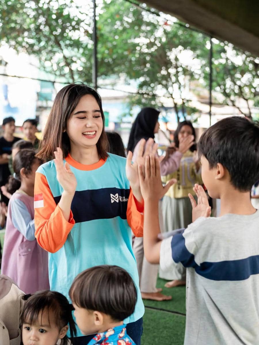 AA1X5eIV 10 Potret Tissa Biani Sebagai Relawan, Sangat Humble!