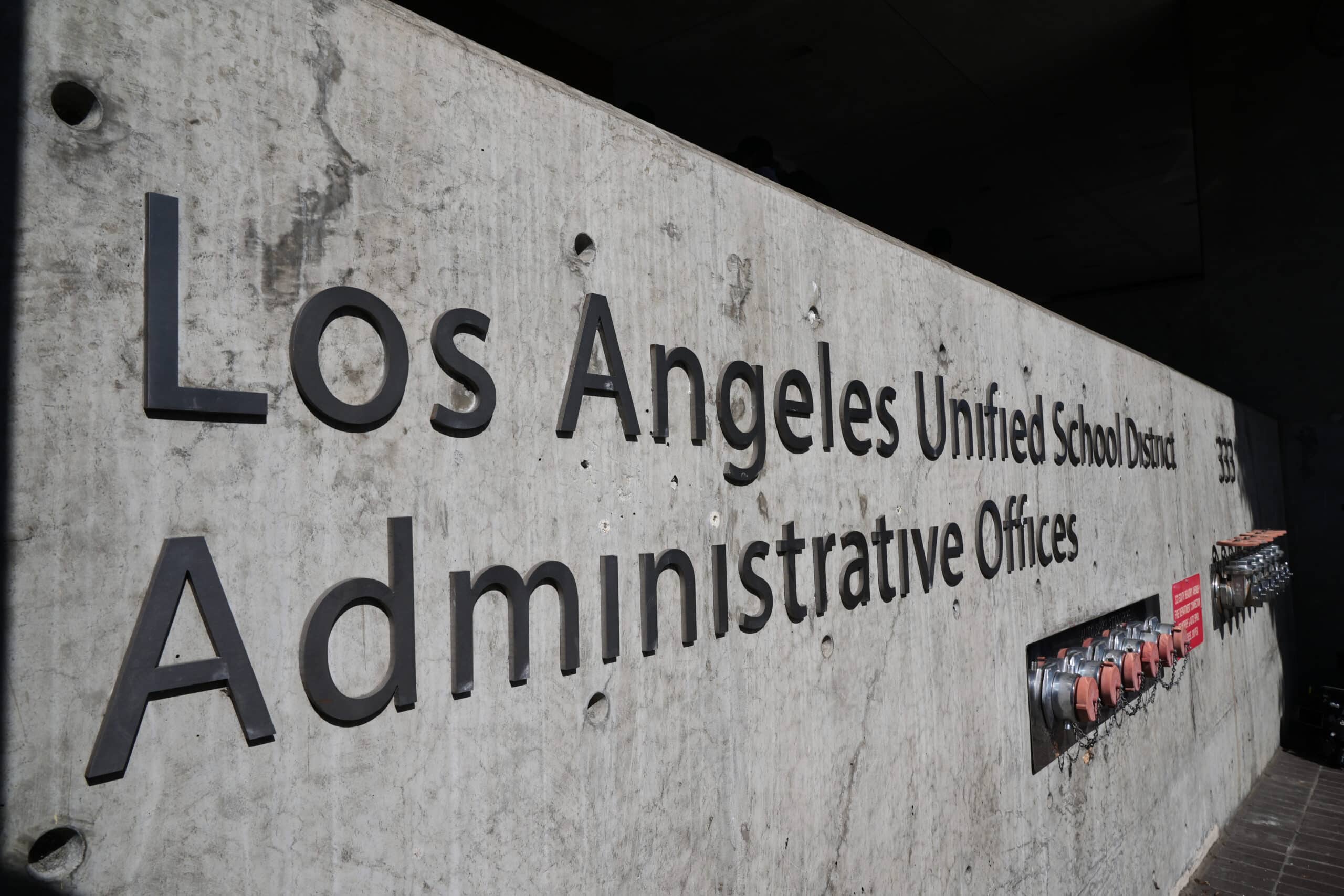 FBI searches LA school district headquarters, superintendent’s home<br>